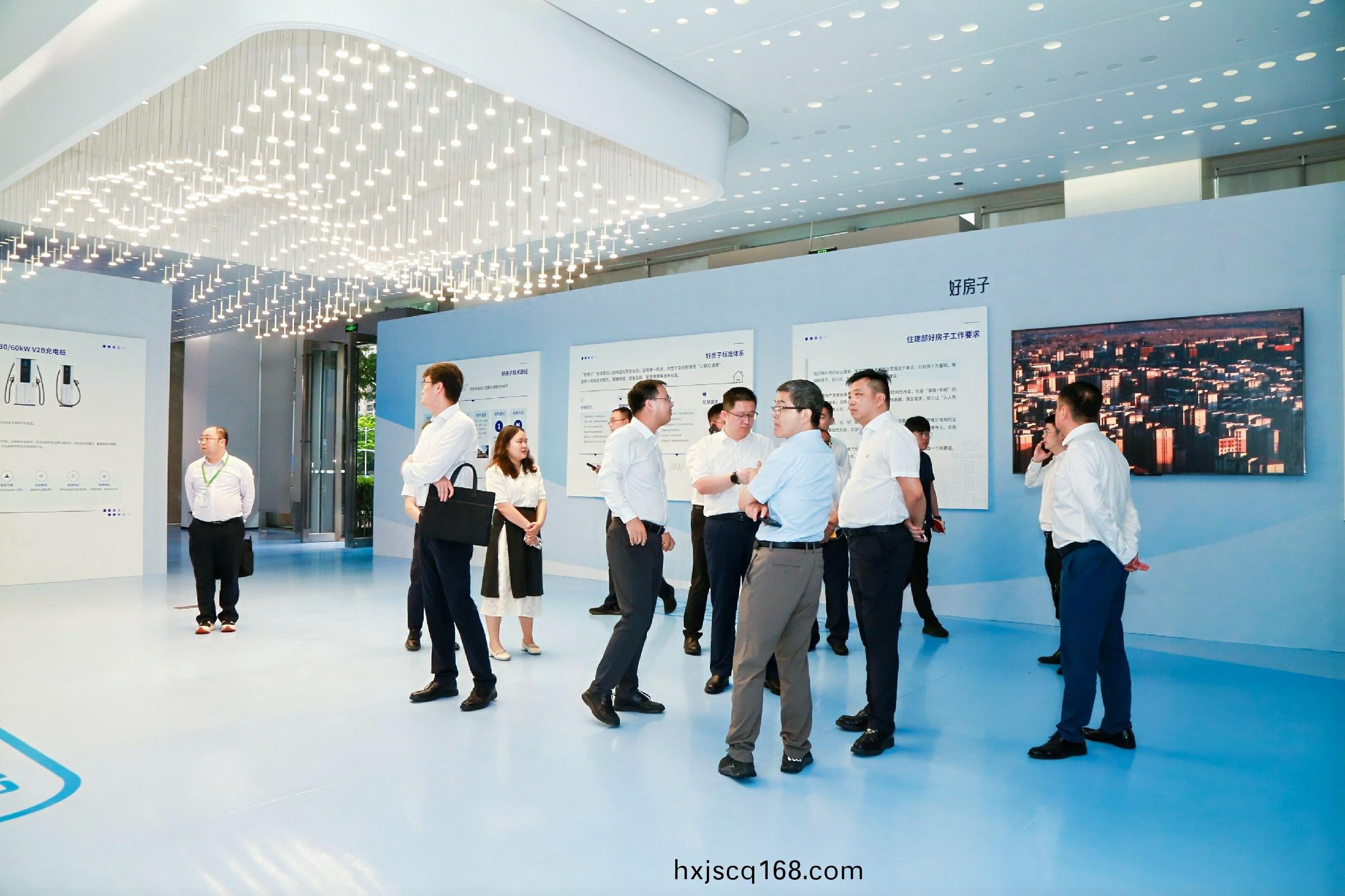 龔董(dong)看展廳(ting)~1.jpg 龔董看(kan)展(zhan)廳(ting)~1.jpg