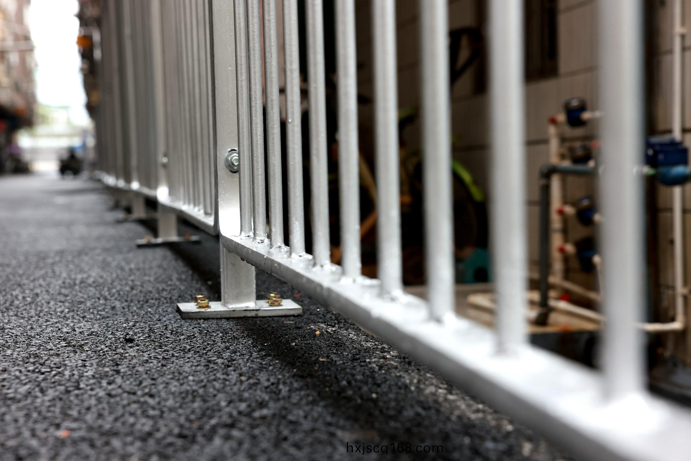 瀝(li)青地麵(mian)螺絲(si)釘.jpg 瀝青(qing)地麵(mian)螺絲釘.jpg