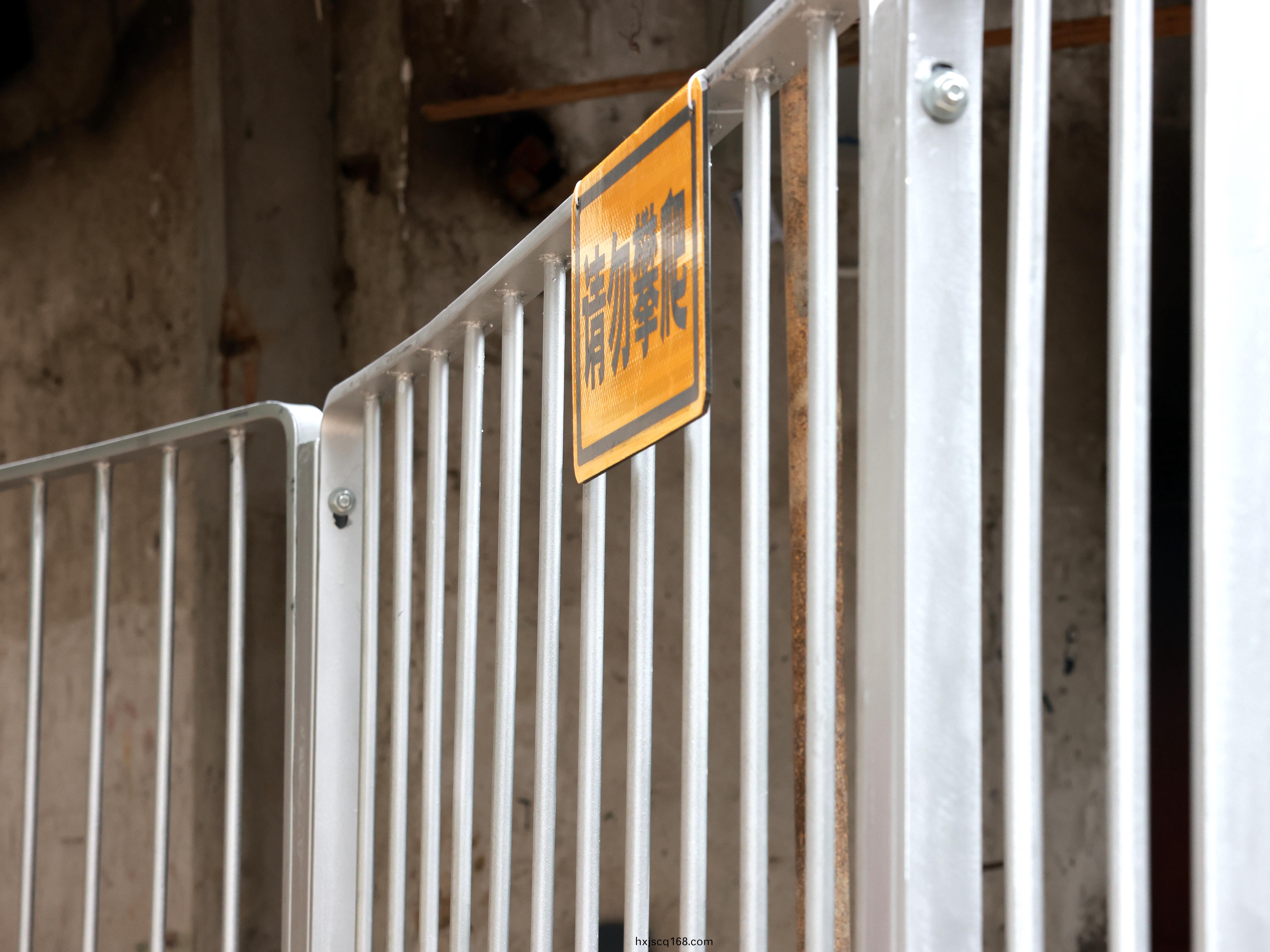 請(qing)勿攀爬 (2).JPG 請勿攀(pan)爬(pa) (2).JPG